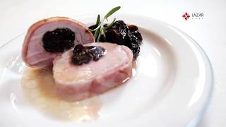 Aszalt szilvával töltött sertésszűz baconbe tekerve
