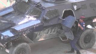 البلاد القديم المدرعه تحطم كراج سيارة وتترك الدليل وراءها 19 01 2015