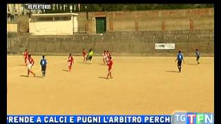 Prende a calci e pugni l’arbitro