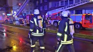 Feuerwehreinsatz in Hagen -  Kellerbrand verraucht Treppenhaus - Menschenrettung über Drehleitern