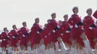 Симпатичные китайские девушки маршируют на параде
