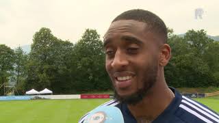 Leroy Fer in gesprek met RTV Rijnmond verslaggever Dennis van Eersel