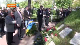 В Києві відбулась церемонія покладання квітів до пам'ятного знака "Воїнам Чорнобиля"