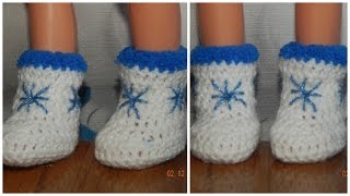 Одежда для кукол крючком. Валенки со снежинками.