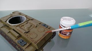 Нанесение смывки на корпус модели танка.
