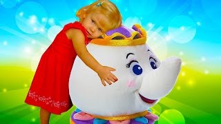 Огромное Яйцо открываем сюрпризы Белль Гастон Миссис Поттс малышь распаковывает игрушки