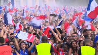 Finale: la fan zone exulte à Paris après le 3e but français