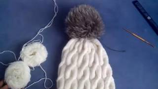 Вязаная шапка с косами