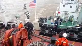 Barcos. Petrolero y remolcador. Maniobras popa