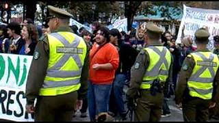Jóvenes protestan contra Hidroaysén y Piñera en Valdivia