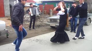 Цыгане танцуют на улице под аккордеон