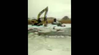 МОР РЫБЫ НА РЕКЕ.16.02.2017экскаватор ламает лед.PESTILENCE OF FISH ON RIVER.