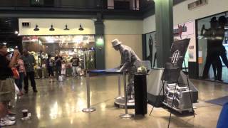 DUBSTEP ROBOT DANCE (SKRILLEX) MUST WATCH!
