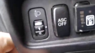 Видео: Как регулировать фары в Mitsubishi Outlander XL?