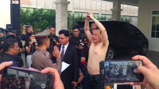 "พ.ต.ท.สันธนะ" มอบตัวกับตำรวจแล้ว ปฏิเสธทุกข้อหา