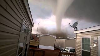 Tornado provoca correria no alojamento de uma petroquimica nos EUA