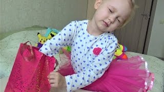 Алиса открывает маленькие игрушки в коробочках