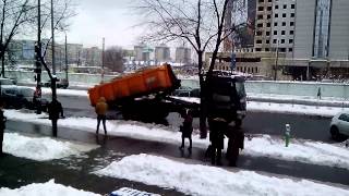 Многотонный самосвал с отсоединяемым кузовом, современная техника.