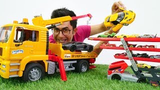 Oyuncak arabalar oto parkı ile taşınıyorlar. Lego oyuncakları