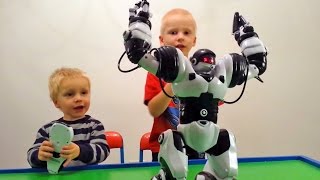 Игрушка робот с пультом. Робот танцует и разговаривает / WowWee Robosapien Humanoid Toy Robot