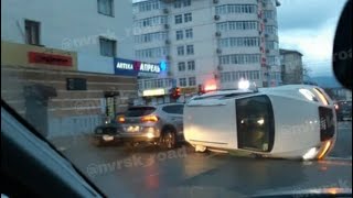 В Новороссийске страшное ДТП на перекрестке: три машины столкнулись, одна перевернулась