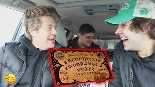 ВЫЗЫВАЕМ ДУХОВ ЧЕРЕЗ ДОСКУ УИДЖИ - Дэвид Добрик | Перевод РокЫча