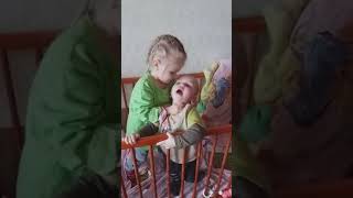 Сестра и брат с утра бесятся