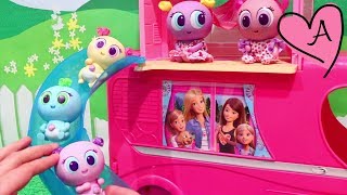 Bebes juegan en el camper caravana de Barbie | Muñecas y juguetes con Andre