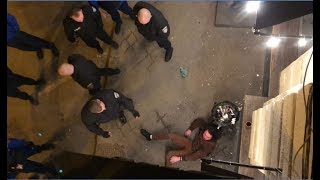 бар порт. Очередная кровавая драка в притоне. Полиция наблюдает.
