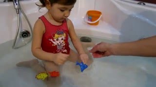 Купаемся в ванной и запускаем плавающие игрушки/Stay in the bath and start winding floating toys