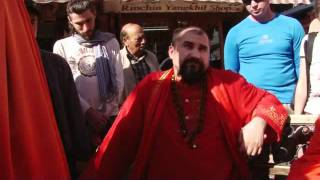Сатсанг Гуру около ступы в Боднатхе в Катманду