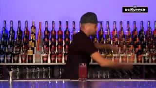 Шейкер для коктейлей в руках бармена Nicolas Jean на www.presentbar.ru