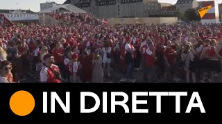 Euro 2020: tifosi danesi guardano il match #Inghilterra e #Danimarca
