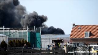 Zeer grote brand autosloperij in De Lier op 1 april 2013
