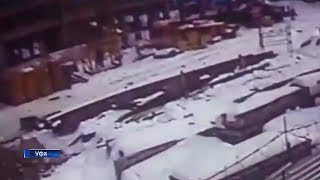 Появилось видео момента падения башенного крана на человека в Уфе