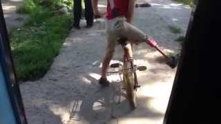 Kid amputee on the bike. Мальчик с апутацией бедра на велоси