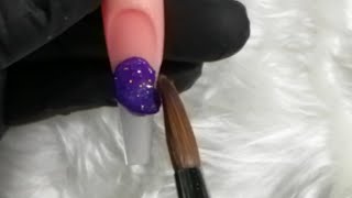 uñas moradas difuminadas con glitter muy brillositas