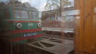 Электровоз Вл80к-097 с грузовым поездом контейнеров отправляется со ст.святошин