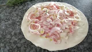 La Deliziosa Focaccia Con Pancetta e Cipolle