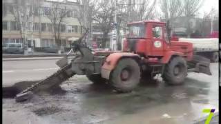 На Пересыпи прорвало трубу. Автомобили стоят в пробке