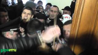 Автономний опір б'є муніципалів Садового