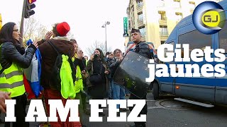 Les gilets jaunes dansent devant les gendarmes avec le DJ I AM FEZ. Paris, acte 16 2 mars 2019.
