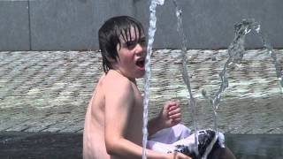 20120603 Kinder spielen mit Wasserbrunn am Bodensee