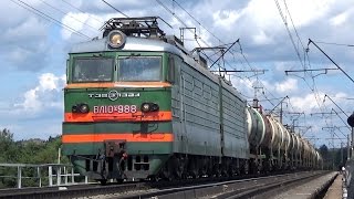 Электровоз ВЛ10У-988 с грузовым поездом и приветливый машинист