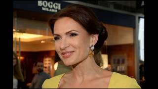 Стоящая на коленях Эвелина Бледанс показала свои прелести