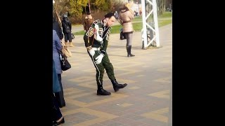 Идёт солдат по городу... по незнакомой улице ...