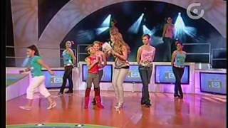 Samantha Quenedit canta un tema de Maria Isabel "De que vas" en Pequeños Brillantes