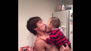 唇を守るために全力なクレイジーパパ（子育て育児動画）