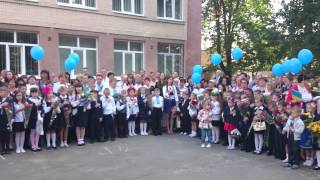 Вінниця, перше вересня у 25-ій школі: діти співають гімн України