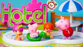 Peppa Pig et les Pinypon sont en vacances dans l'hôtel Pinypon des Caraïbes avec piscine de bébés